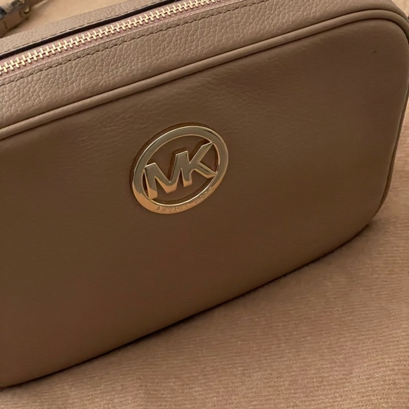 MICHAEL KORS FULTON LG CROSSBODY BAG. Nude color. - Picture 9 of 11